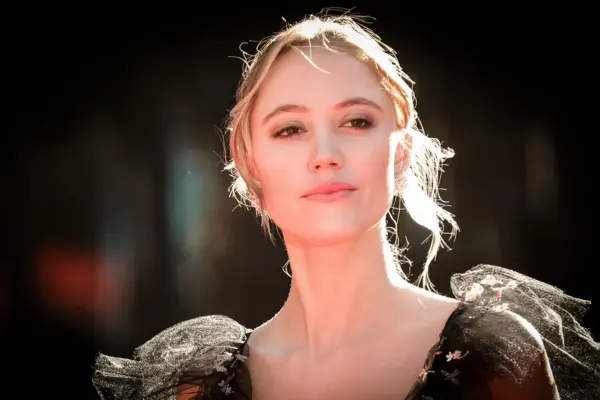 Maika Monroe Bio