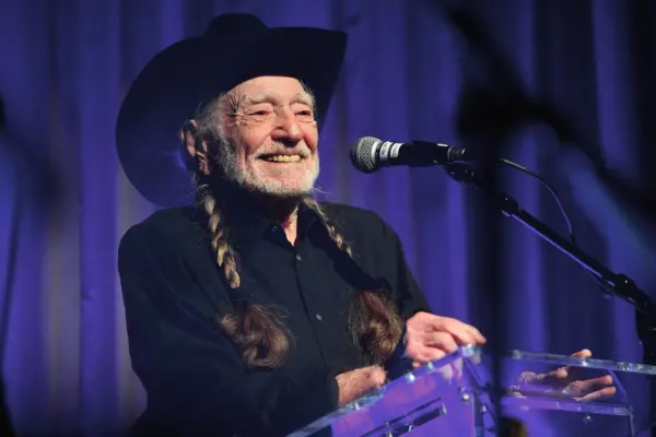 Willie Nelson Bio : Early Life, Career and Social Media